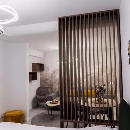 Tiny Palm 布加勒斯特